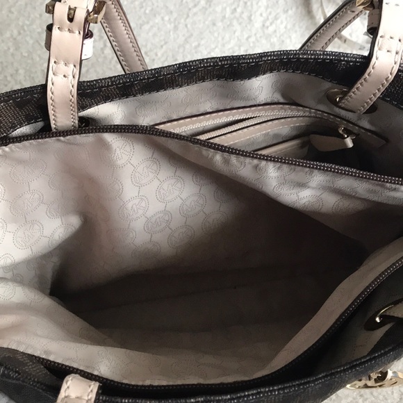 Michael Kors purse with matching wallet - Picture 7 of 8